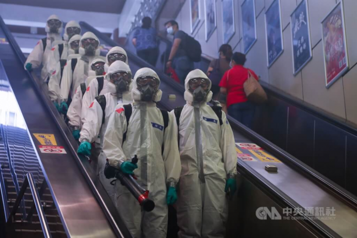 台灣去年5月下旬到6月本土疫情嚴峻，一度出現救護車滿街跑、病人無處送的困境。圖為國軍化學兵在台北捷運沿線支援環境清潔消毒任務。