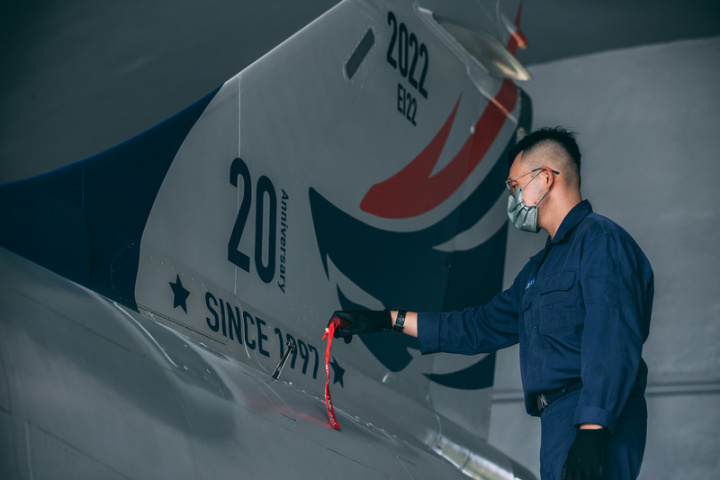 機尾編號「2022」的幻象2000戰機，彩繪著接機20週年的同款彩繪塗裝。（軍聞社提供）