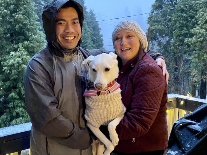 原本被流浪犬救援人士喚為Liz的白色台灣土狗，個性害羞、見到陌生人會一直發抖。牠落地加州後，由一對頂客族夫妻Laurie和Ben認養展開新生活，且有了Margot的新名字。（江玉貞提供）