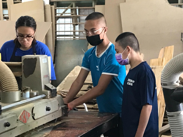 豐田國中學生學習機具使用