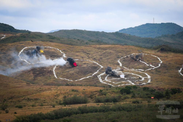 陸軍裝甲584旅進行測考，砲兵部隊發揚火力。