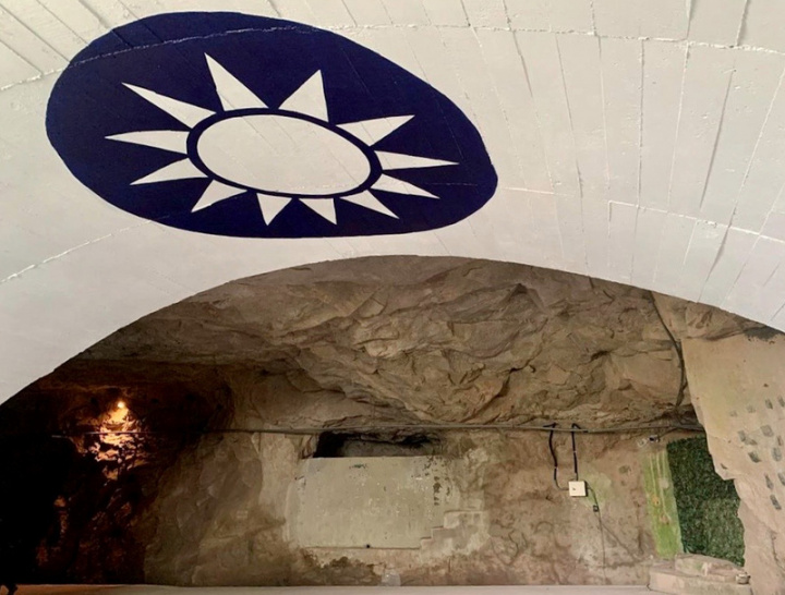 馬祖軍事管制區北竿短坡山坑道，農曆大年初一（2月1日）起開放部分區域供遊客參觀，民眾可了解短坡山最大亮點8吋榴砲，感受戰地砲陣地歷史意義。 