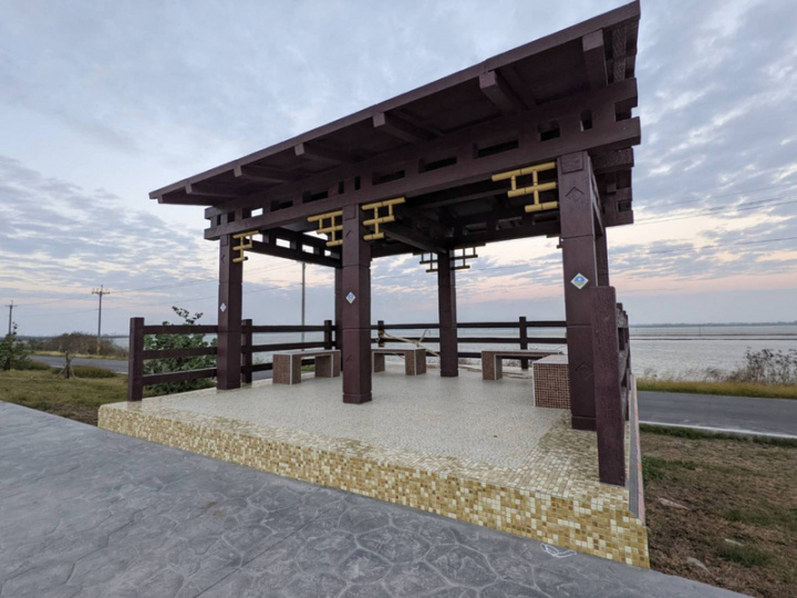 嘉義縣東石白水湖、壽島因電影取景暴紅，吸引不少遊客，但無處遮陽、方便，立委蔡易餘日前邀相關單位前往會勘，決議設置臨時廁所、涼亭等，提供安全便利的旅遊環境。（蔡易餘提供）