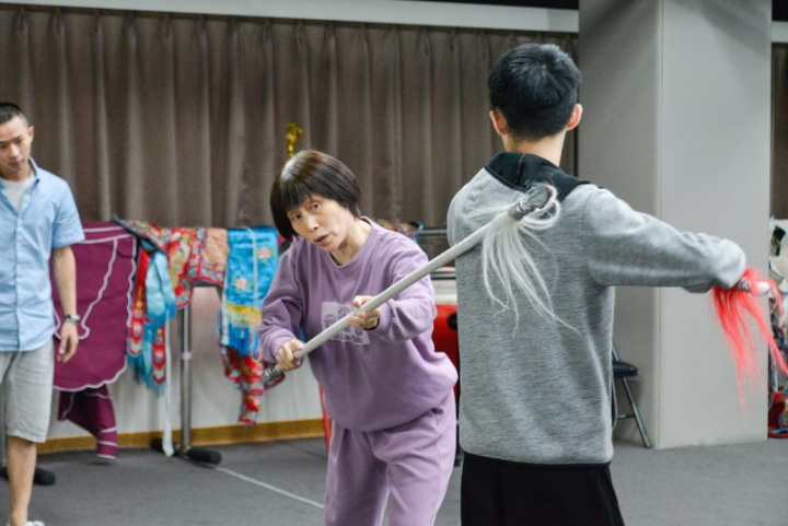 台北市文化局透過新聞稿表示，楊蓮英（中）為台灣最資深京劇武旦演員，還投身戲曲教學行列，培養許多新生代優秀演員，因此登錄為無形文化資產保存者。（大稻埕青年歌仔戲團提供）