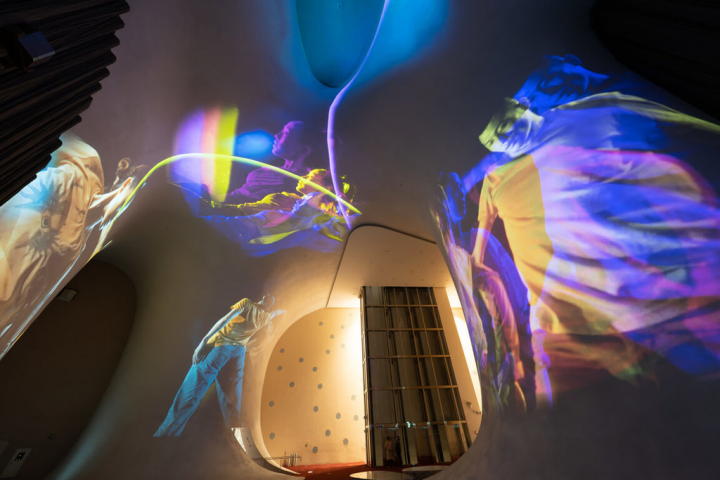 迎接即將來臨的農曆春節與情人節，台中國家歌劇院「光之曲幕」推出應景「舞戀．絮語」，透過舞蹈、音樂結合影像，展現戀人之間的情感互動。（台中國家歌劇院提供）