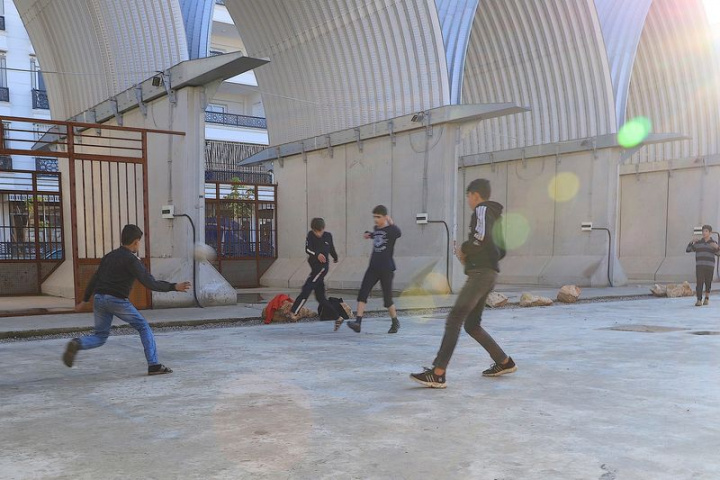 一群少年15日在土耳其、敘利亞邊境的台灣中心中庭踢足球。該中心建築主體2020年10月完工後即投入營 運，已成為當地敘利亞難民生活重心所在。