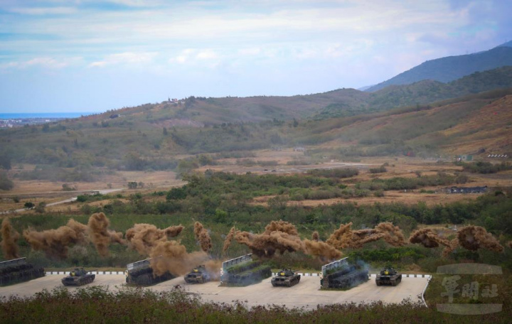 CM11戰車施放煙幕彈。