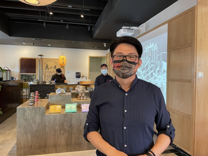 加拿大餐飲業者徐弘益面對疫情下政府第5度禁止餐廳內用，嘲諷說：「在這個時代，餐飲業比出海打漁還要危險及不穩定」。