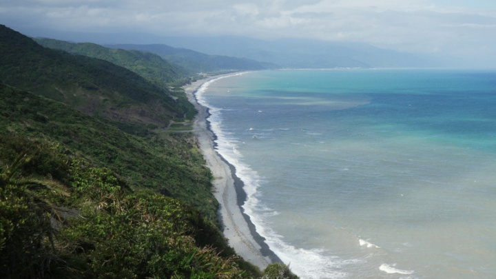 「旭海觀音鼻自然保留區」成立10週年，屏東縣政府與國家地理雜誌合作拍攝影片，以歷史、社區、族群人文、地質等不同敘事語言，述說「一條沒有公路的海岸線」。（屏東縣政府提供）