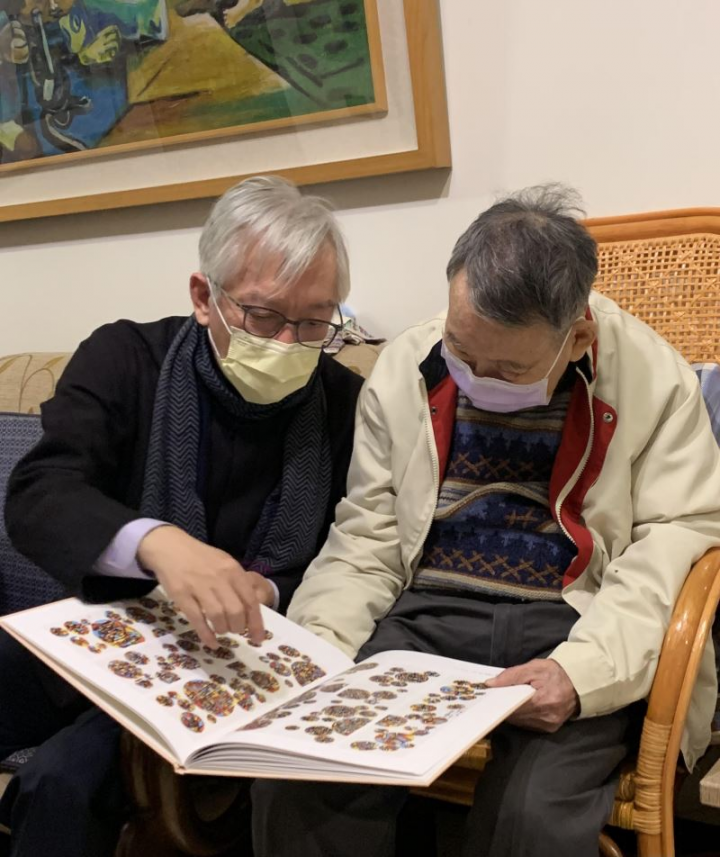 國美館長梁永斐致贈個人畫冊予王秀雄教授