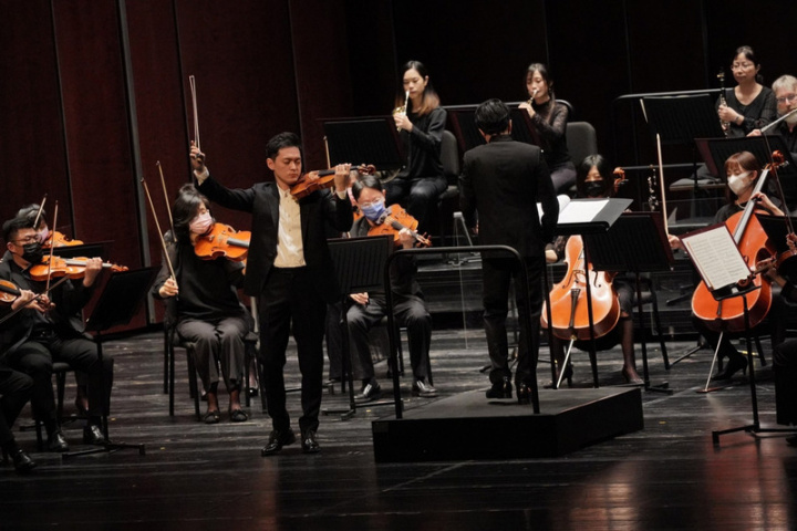 小提琴家曾宇謙（中左）2日在台中國家歌劇院舉行音樂會，與NSO國家交響樂團合作演奏莫札特及貝多芬樂曲。（牛耳藝術提供）