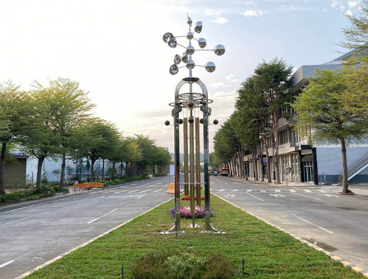 台灣港務公司推動公共藝術整體規劃，在高雄蓬萊港區建設6件公共藝術作品與多件限期展出作品，其中在高雄港4號管制站前的作品「風與鐘聲」，是利用風力作為雕塑的動力源，透過機械輪轉和3個簡單音階，打造港區獨有音景。（杜象藝術提供）