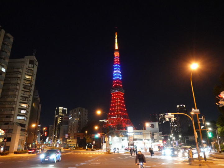 東京鐵塔台灣祭（美食活動）2日晚間SHOW中華民國國旗光雕。許多日本民眾看到罕見的光雕色，感到很幸運。