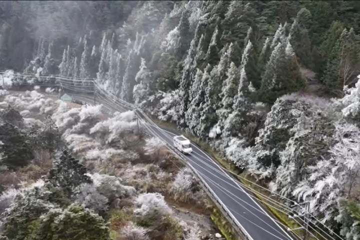 受強烈大陸冷氣團南下影響，位於宜蘭縣與台中縣交界處的思源埡口省道台7甲線路段，12日清晨出現雪白霧淞美景，宛如北國銀色世界。（民眾沈張鴻提供）