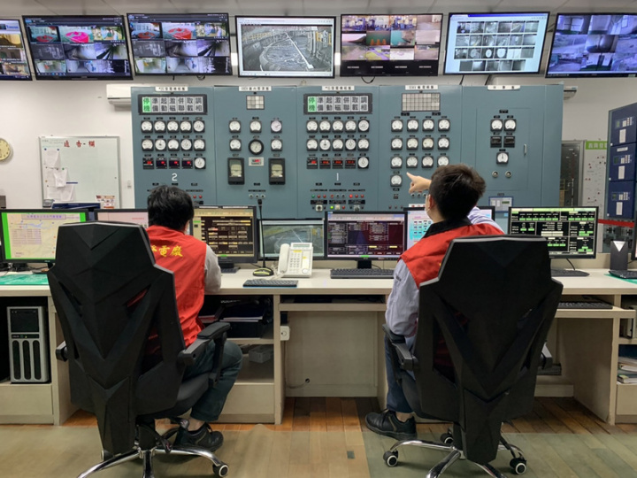 石門水庫石門電廠控制室值班人員需24小時on call， 平常工作包含閘門操控、調節水量、放水發電等，颱 風季則要繃緊神經落實各種防洪操作，過年當然也要 輪班，吃不到團圓飯已是常態。