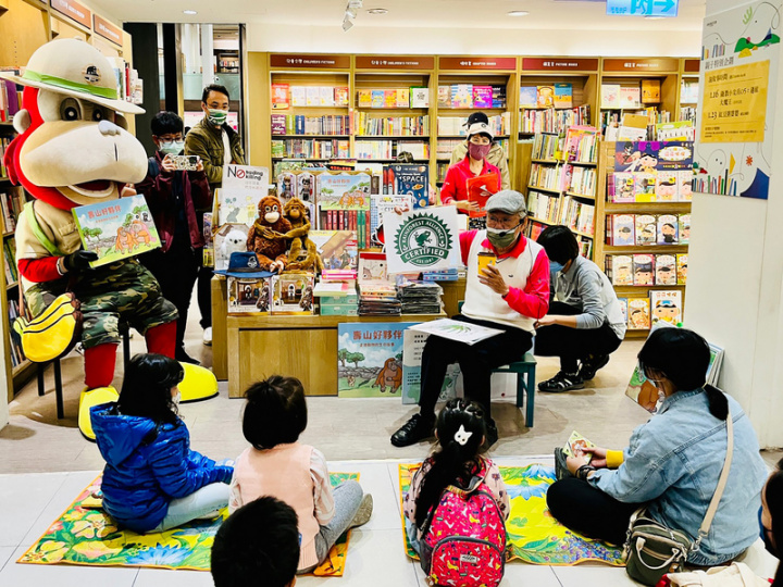 高雄壽山動物園推出第1本動物繪本書，由說故事志工們到校園、百貨等地說繪本故事給大家聽，盼讓更多人了解野生動物保育、環境教育重要性。（高雄市觀光局提供）