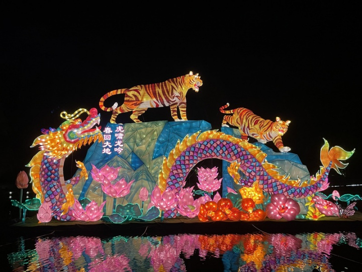 新加坡春節盛典「春到河畔」活動於濱海灣花園登場，因應虎年到來，現場有不少老虎造型燈飾，包括展示於水面上的「虎嘯龍吟」。圖攝於29日。
