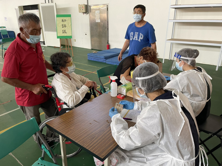 雲林縣水林鄉灣西村長黃常（紅衣者）是村民眼中的守護神，在去年COVID-19（2019冠狀病毒疾病）疫情期間還擔任防疫志工，幫忙載送村民到接種站施打疫苗。