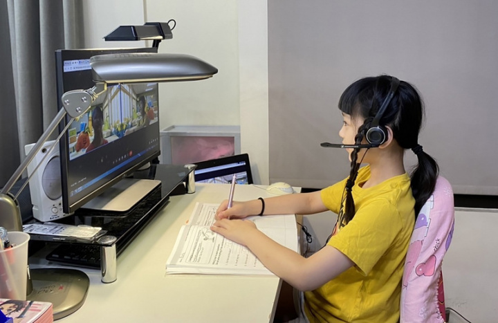 新竹縣教育局23日宣布，為防堵疫情擴散風險，24日起高中、國中及國小各校學習扶助、課後照顧、寒假輔導課及學生課後社團等活動，一律改為線上辦理或取消（新竹縣政府提供）