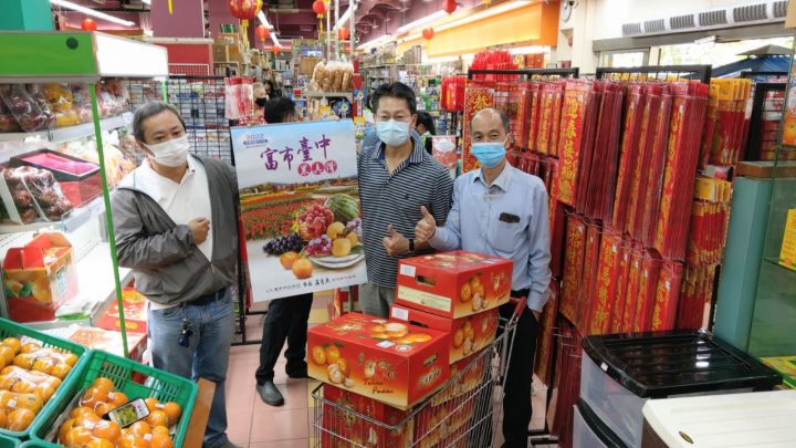 駐汶萊代表處李憲章大使出席第一百貨促銷臺灣椪柑及水果月曆贈送活動