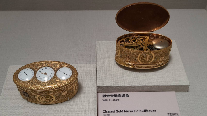 一個小小的多功能鼻煙盒，上頭還加裝鐘錶、溫度計、甚至可以變成音樂盒，巧思處處。