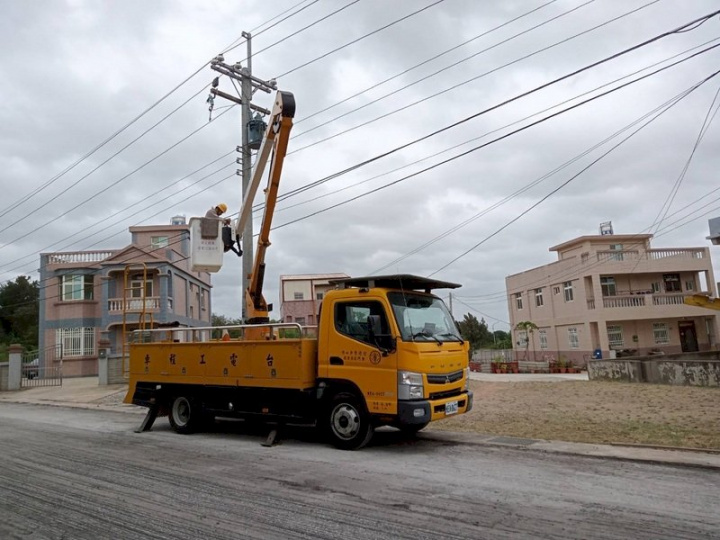 陸委會23日表示，金馬電力建設可保10年用電無虞。圖為台電人員維護狀況。