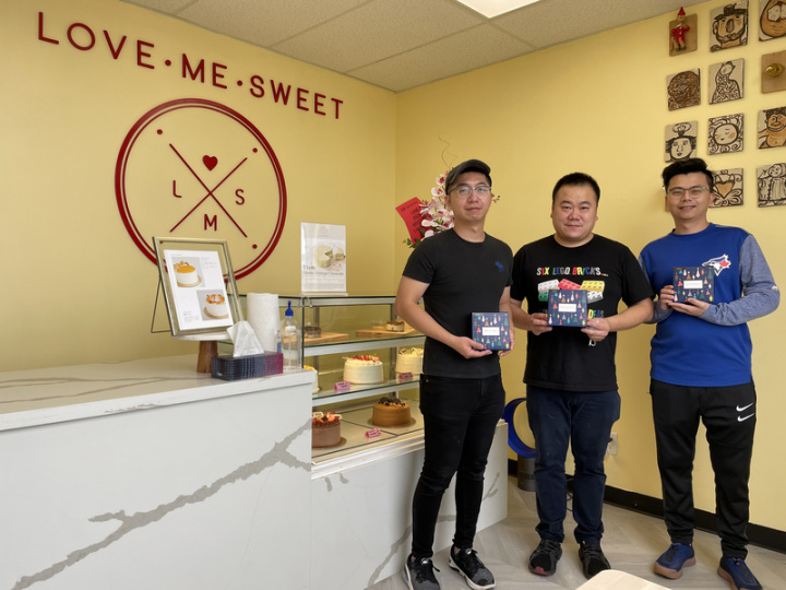 台僑洪筠皓（中）和表弟陳輊云（左）在加拿大共同開發經營的日式乳酪蛋糕品牌Love Me Sweet，在疫情下轉型有成，業績逆勢成長。