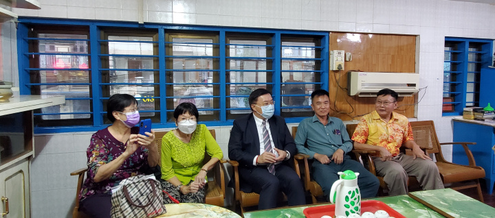 駐緬甸代表處李朝成大使(中)1月21日拜會緬華自由青年總社，尤福臨理事長(右2)接待