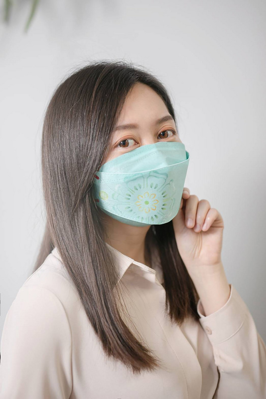  國立故宮博物院南院處27日召開虎年新春展覽及活動記者會表示，春節期間初一到初六（2月1日至2月6日）至故宮南院看展，憑門票可獲以院藏伊斯蘭玉器設計的「『玉』見春天」口罩。（故宮南院提供）