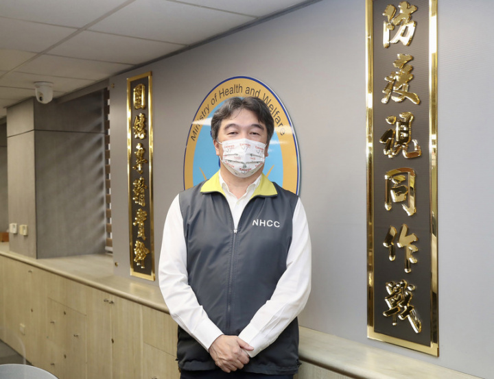 戰疫當前，凝聚第一線醫護人員的士氣更顯重要。中央流行疫情指揮中心醫療應變組副組長王必勝說，除了轉達指揮中心的指示之外，更重要的是說明清楚隔離、輪班、給薪、補助等切身事宜，用實際作為化解疑慮，才能配合防疫政策。