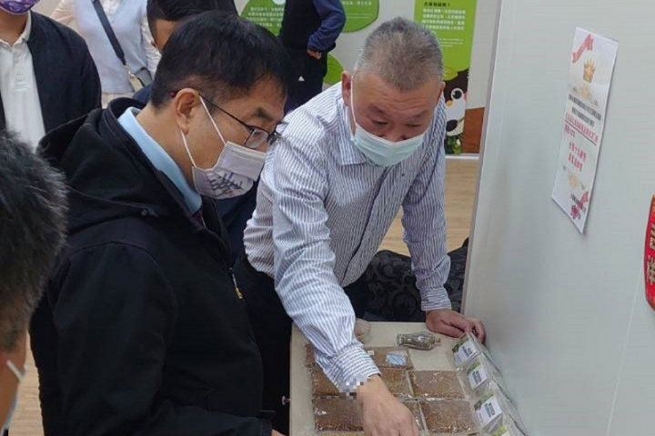 台南市長黃偉哲（前左）2日帶領市府相關局處人員前往位於玉井區的黃金蕎麥探索館參訪，了解蕎麥特性及相關加工產品。（台南市政府提供）