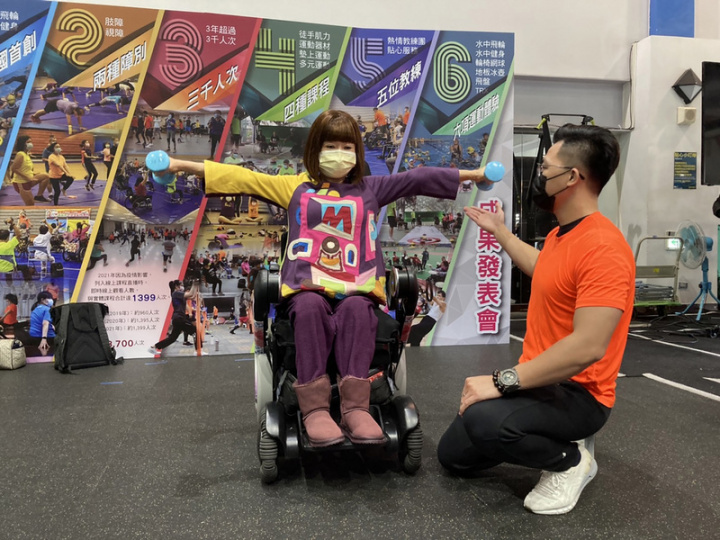 台北市體育局成立巡迴運動指導團，提供肌力、器材等課程，參與學員謝小姐（左）說，指導團有教練陪同，就算是小兒麻痺也能健身，鼓勵身障朋友們相信自己，勇敢嘗試。