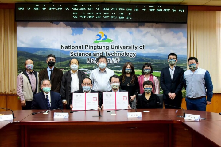 國立屏東科技大學與衛生福利部國家中醫藥研究所19日進行策略聯盟合作簽約儀式，將著重在中草藥栽種技術的研發，輔導農民契作栽種有產銷履歷的中草藥。屏科大校長戴昌賢（前左2）、衛福部中醫藥所長蘇奕彰（前左3）等人出席。（屏科大提供）
