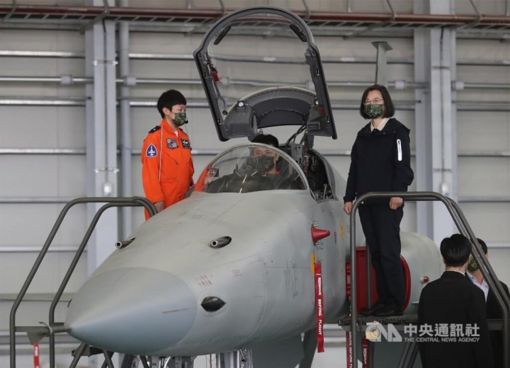 President Tsai Ing-wen (蔡英文, right) poses beside an F-5 fighter jet during a tour of inspections on Friday. CNA photo Jan. 21, 2022