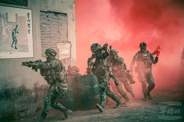 陸軍步兵訓練指揮部6日辦理「國軍111年春節加強戰備媒體邀訪活動」。