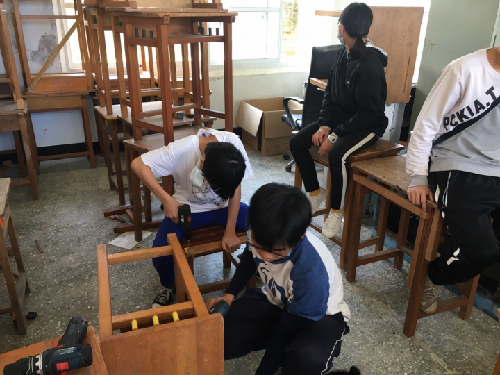 知本國中學生課桌椅修繕做中學