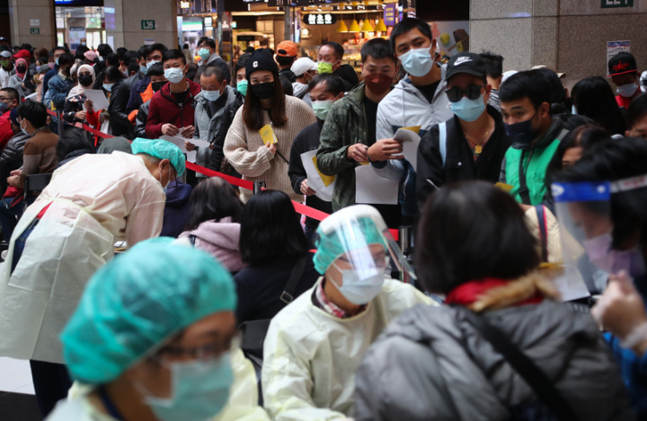 國內COVID-19疫情升溫，台北車站機動接種站打氣 再提升，8日下午有大批民眾排隊等候施打疫苗。