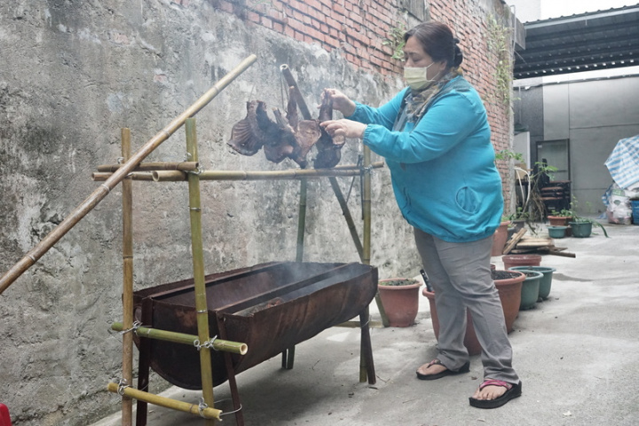 花蓮縣政府推動慢食文化，輔導在地14家原住民餐廳轉型為慢食餐廳，其中太魯閣族餐廳以煙燻法傳統烤肉入選，展現煙燻保存肉品的原民智慧。