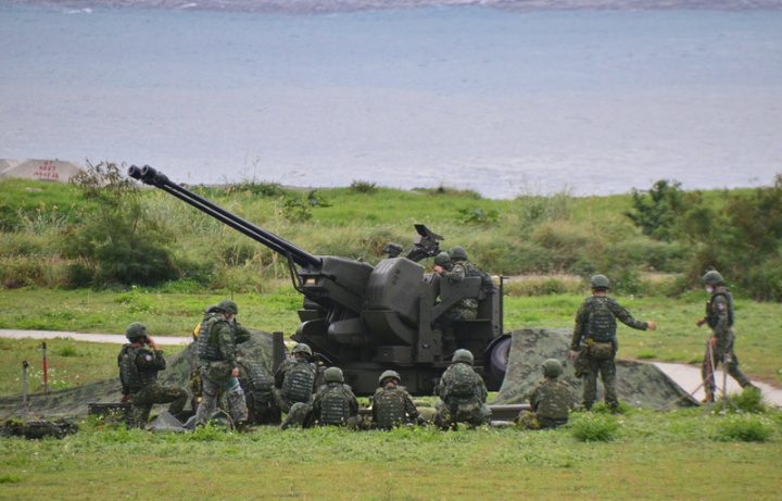 空軍台東志航基地19日進行防空演練，將35快砲在內火砲陣地拉至海邊，同時配合天兵雷達進行演訓；軍方人士表示，國軍加強春節戰備。
