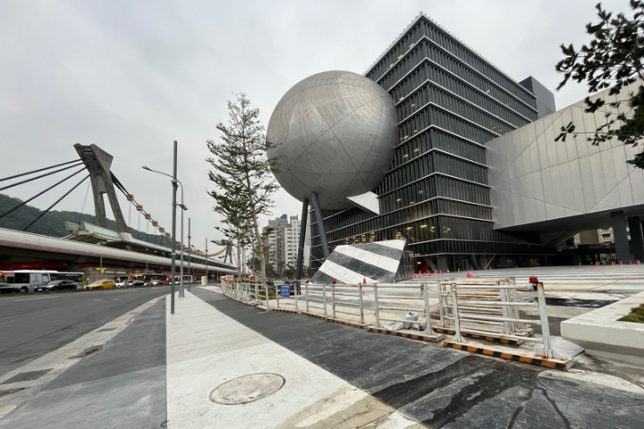 歷時10年，獲選2021年時代雜誌全球最佳百大景點，並被CNN與英國衛報選為全球藝文亮點的台北表演藝術中心，即將於3月至5月試營運。