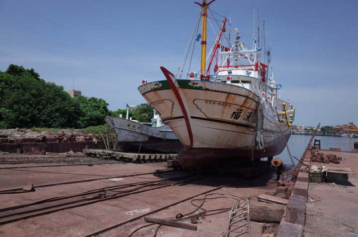 高雄市海洋局及梓官區漁會針對蚵仔寮漁港上架場、舢筏碼頭棚架2處設施年久失修，提出改善計畫並爭取經費補助。民進黨立委邱志偉12日表示，經會勘確認設施需盡速改善，因此協助爭取漁業署補助5成經費，工程預計今年陸續啟動。（邱志偉辦公室提供）