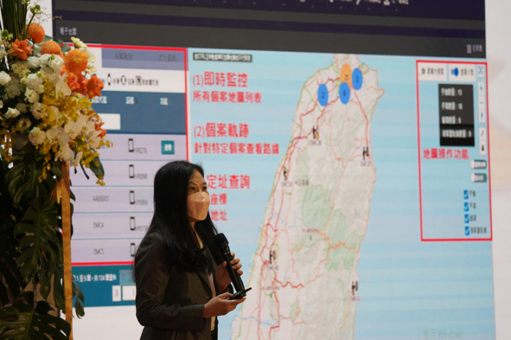 因應新版防逃機制，司法院、法務部聯手於士檢偵查庭舊址打造「科技設備監控中心」，台灣高等檢察署檢察官陳佳秀（圖）12日在開幕典禮上簡報。