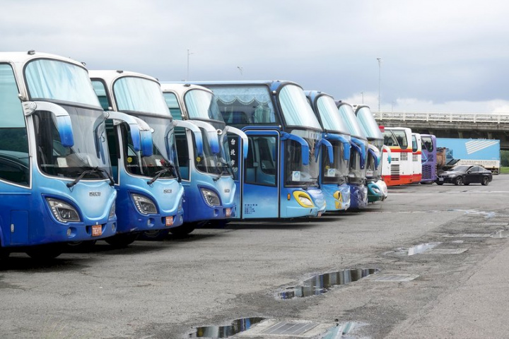2022年1月1日起，屆滿15年遊覽車，依規定完成安檢可繼續營運3至5年。 (圖：中央社)