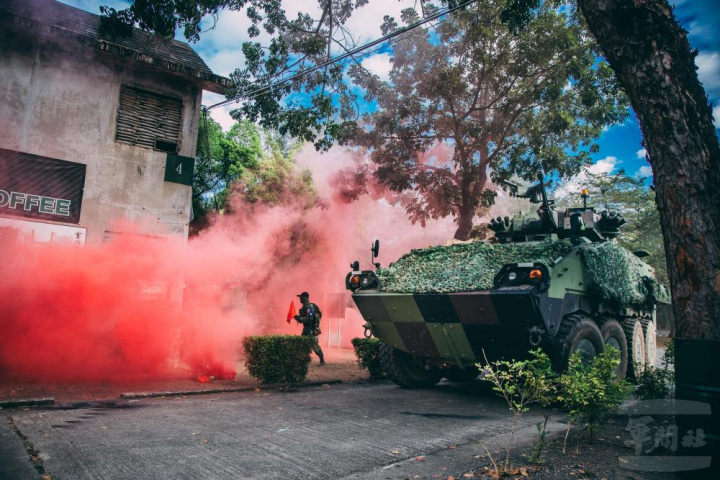 攻擊軍在雲豹甲車的掩護下進入目標城鎮。