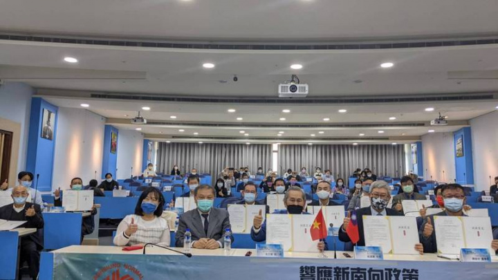 國立高雄師範大學12日舉行記者會，宣布與越南台商、在地企業及基金會等共19家企業機構簽署合作契約，自111學年度起每家企業等將各贊助2名越南籍學生到高師大進修，盼培育優良師資及企業人才。