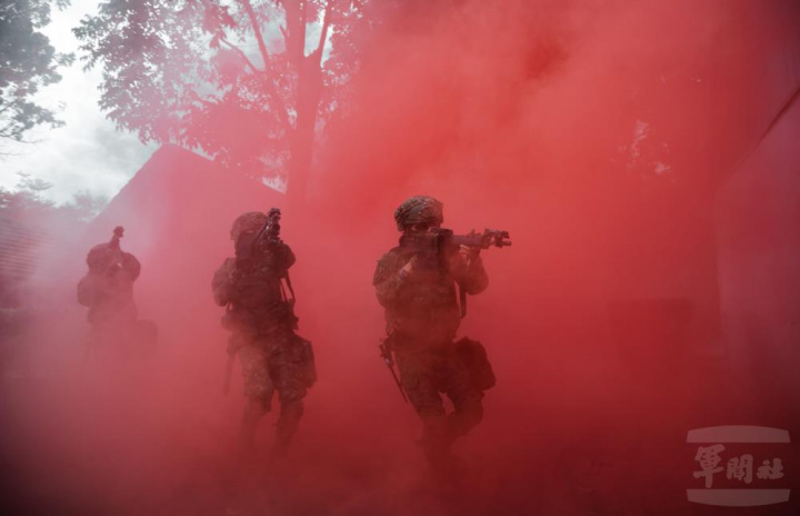 官兵以煙幕掩護進行作戰。