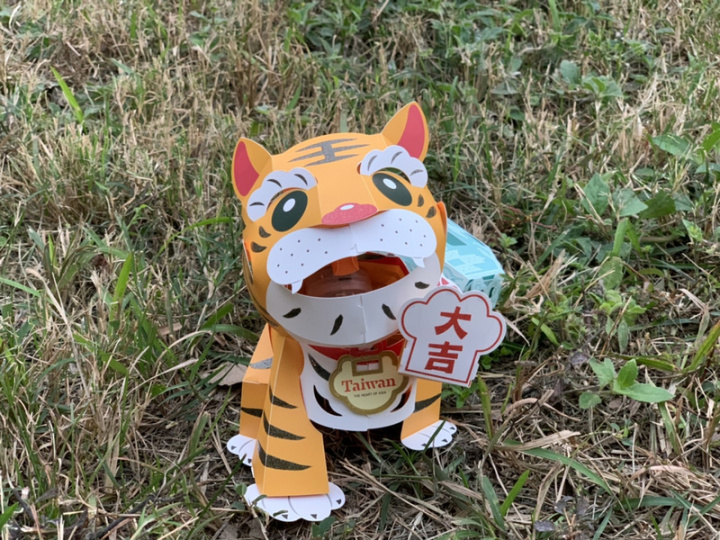 2022台灣燈會在高雄，市府觀光局表示，已準備20萬盞過爐加持的虎爺小提燈「大吉虎」，要送給前20萬名購買燈會專屬「五行暢遊碼」優惠方案的民眾。（高雄市觀光局提供）