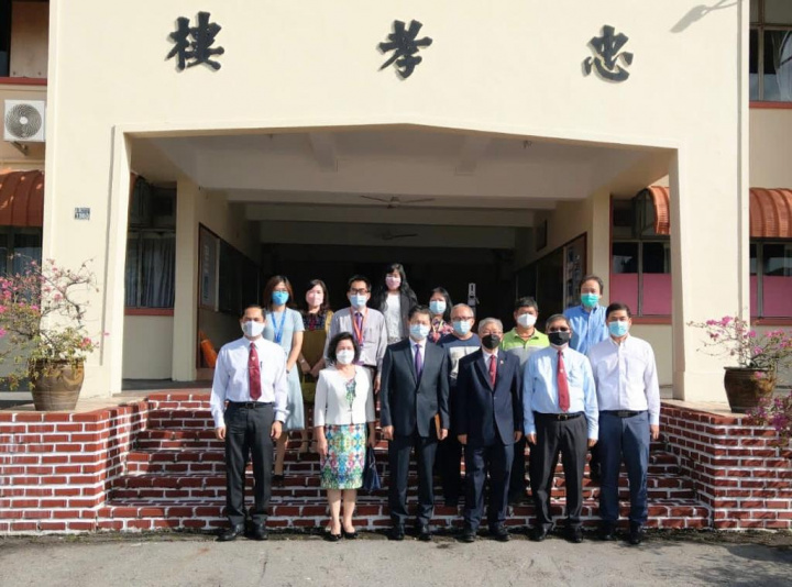 李大使赴汶萊中華中學參訪，王董事長長荷偕林副董事長明傑、許校長月蘭等在忠孝樓前熱烈歡迎