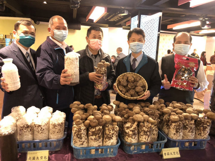 台中市農業局統計，台中市香菇栽培數量全年約1億包，產量約2393公噸，居全台之冠，農業局輔導新社區、石岡區、大甲區等8個農會出資合組蕈源生技公司培植新菌種，香菇太空包良率可達95%以上。