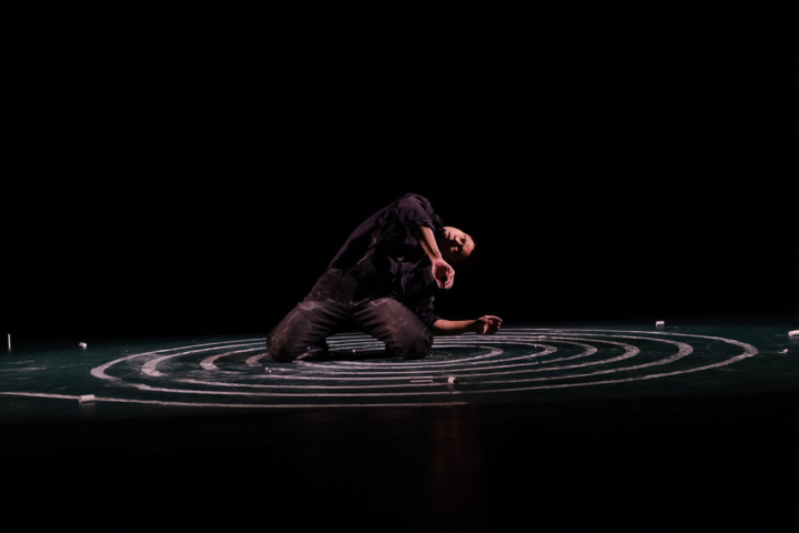 告白熾造鄭皓編舞演出的「觸底的形色」為第19屆東亞當代舞蹈節在紐約日本協會劇場彩排。（駐紐約台北文化中心提供）